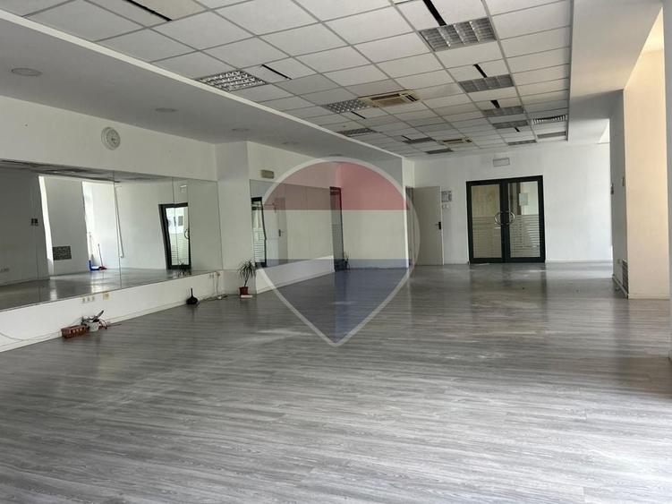 Spațiu comercial, de 362 mp, în Periferie