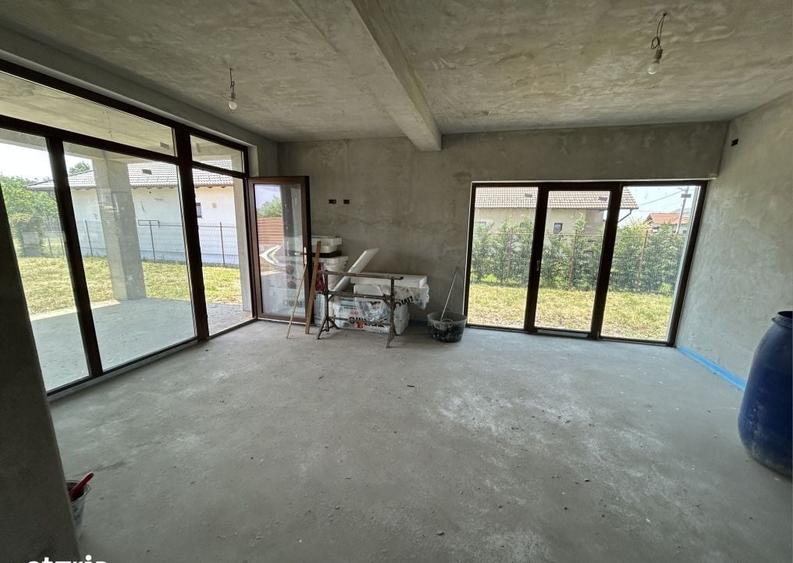 Casă cu 4 camere decomandat în Livada