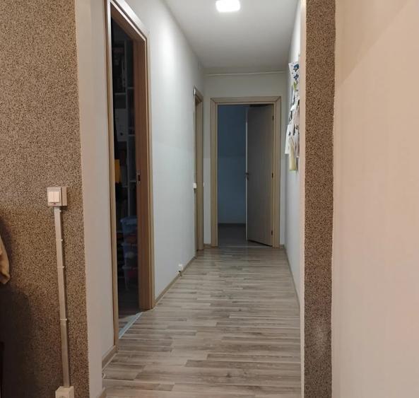 Apartament cu 3 camere semidecomandat în Brâncoveanu