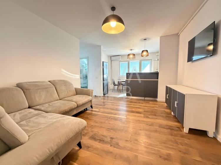 Apartament cu 3 camere semidecomandat, mobilat în Exterior Vest