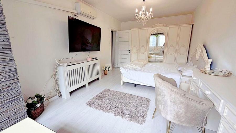 Apartament cu 3 camere decomandat, mobilat în Central