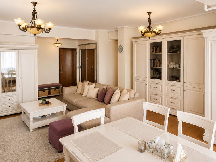 Apartament cu 3 camere decomandat, mobilat în Casa de Cultură