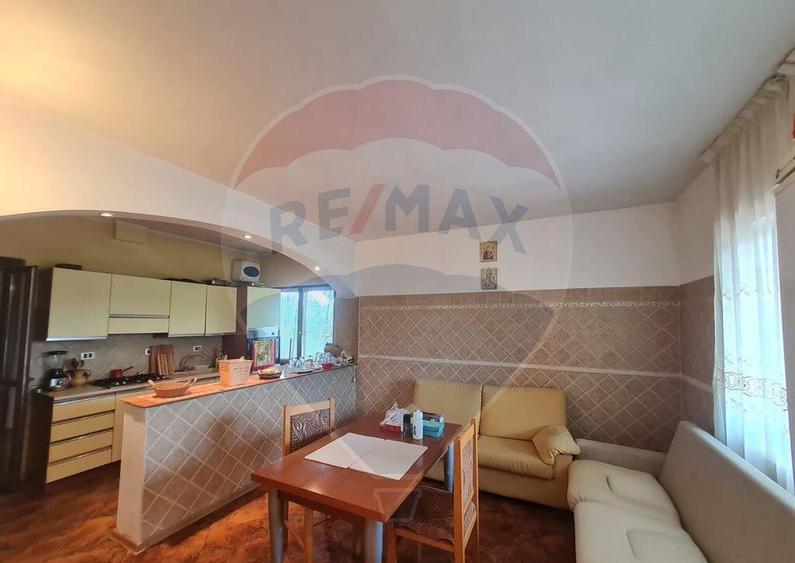 Casa / Vila cu 6 camere in Jorasti - 5