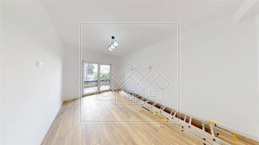 Penthouse cu 3 camere semidecomandat, mobilat în Exterior Vest