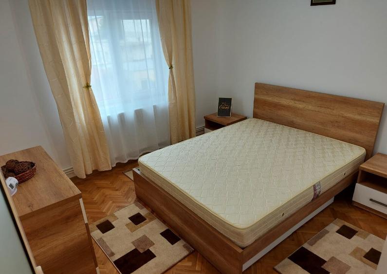 Inchiriez apartament decomandat 2 camere etaj 2 din 4, Piata Centrala - 1