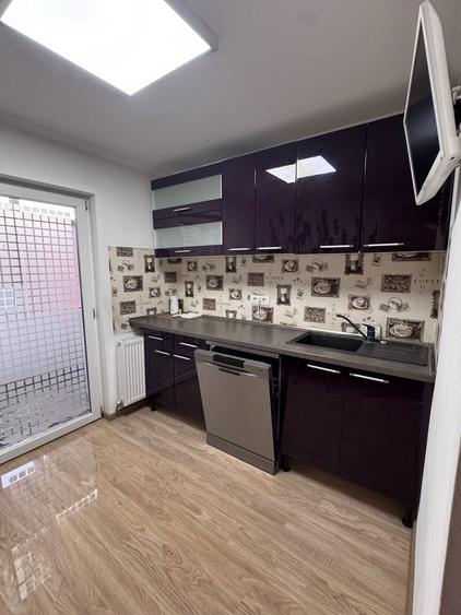 Inchiriez apartament 4 camere zona Rovine-Damarin - 1