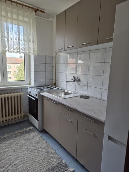 Apartament cu 4 camere semidecomandat, mobilat în Cedonia