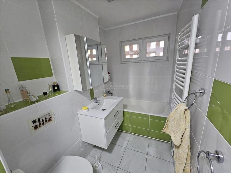 Apartament cu 3 camere decomandat în Micro II