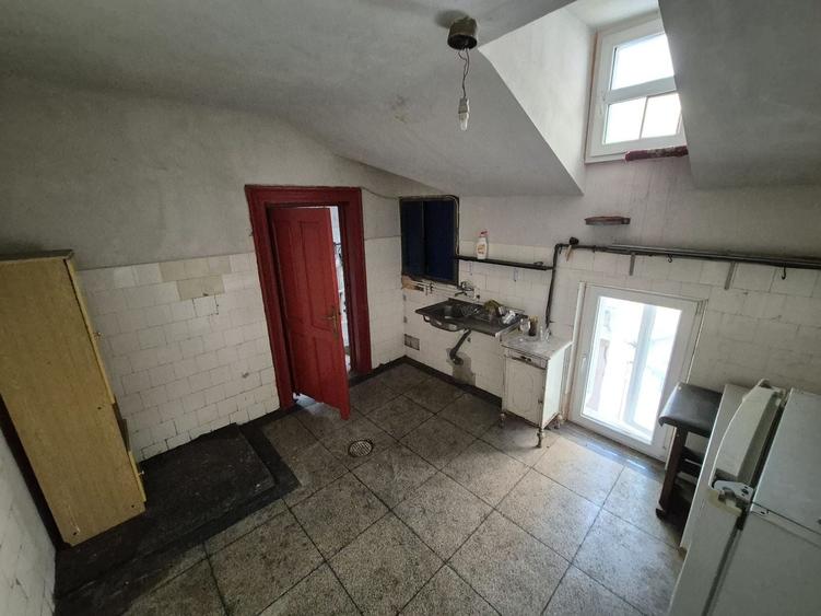 Apartament cu 7 camere semidecomandat în Universitate