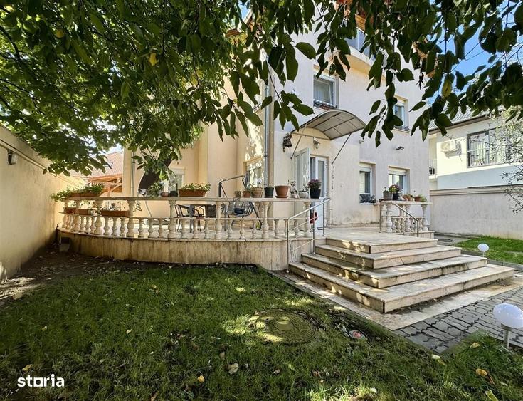 Vila eleganta cu 6 camere si garaj dublu zona premium Trei Stejari - 1