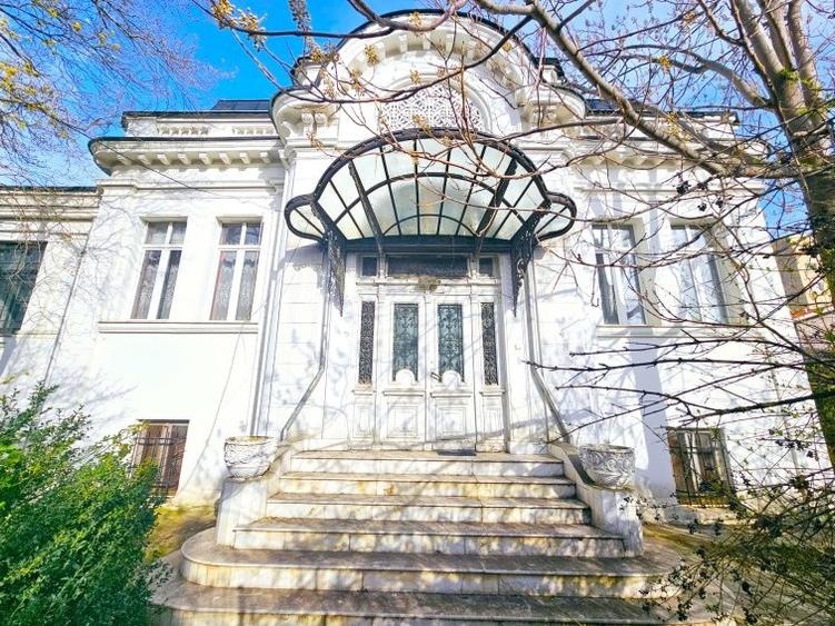 Casă cu 8 camere cu Garaj în Unirii