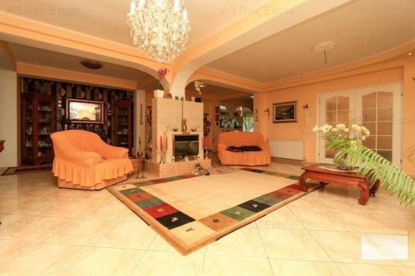 Casă cu 7 camere cu Teren 970 Mp în 1 Decembrie