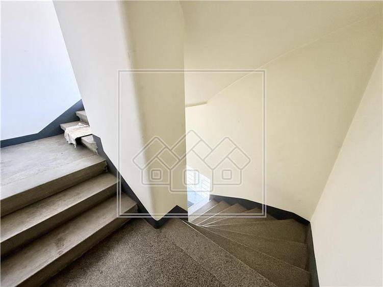 Apartament cu 4 camere decomandat în Central