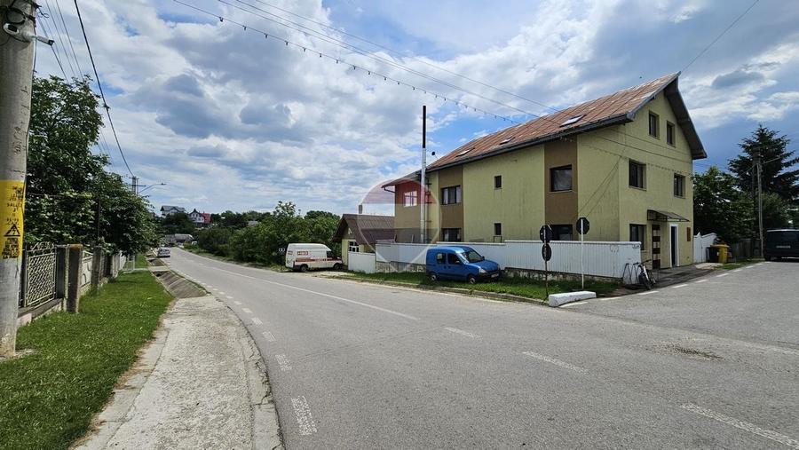Casă individuală cu 9 camere cu Teren 900 Mp în Central