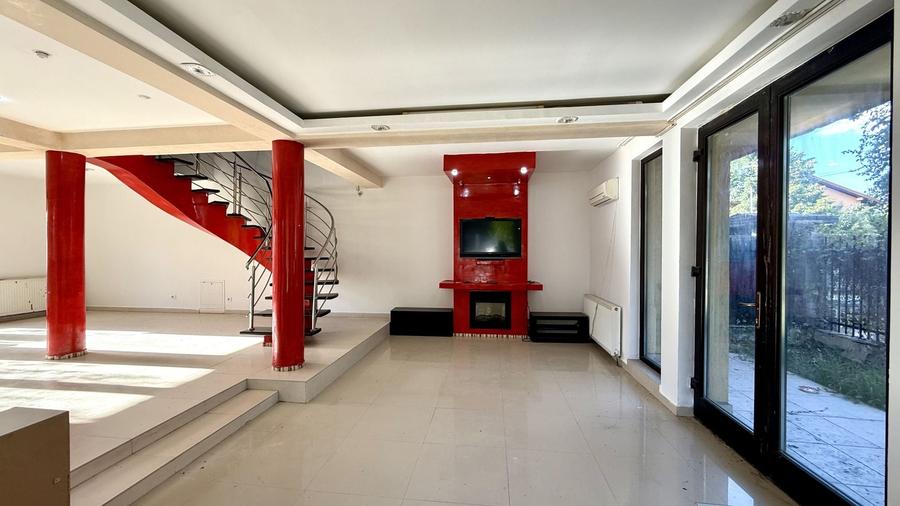 Duplex cu 5 camere cu Canalizare în Exterior Sud