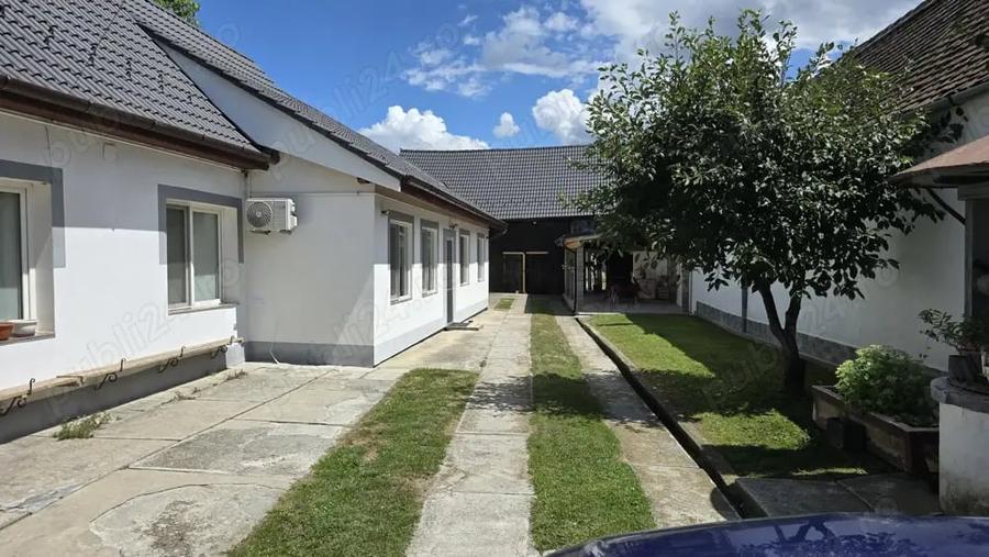 Casă cu 7 camere cu Teren 1300 Mp în Cristian
