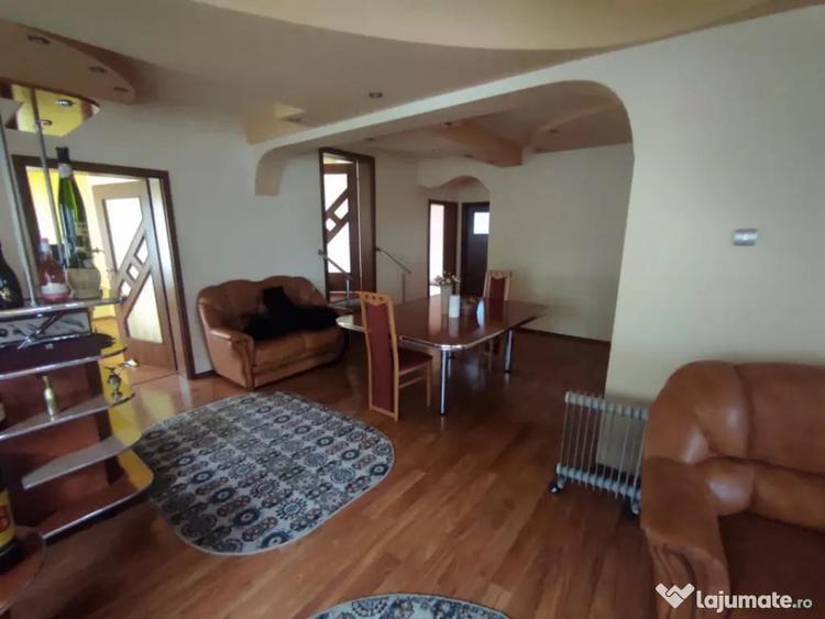 Casă cu 7 camere cu Teren 600 Mp în Central