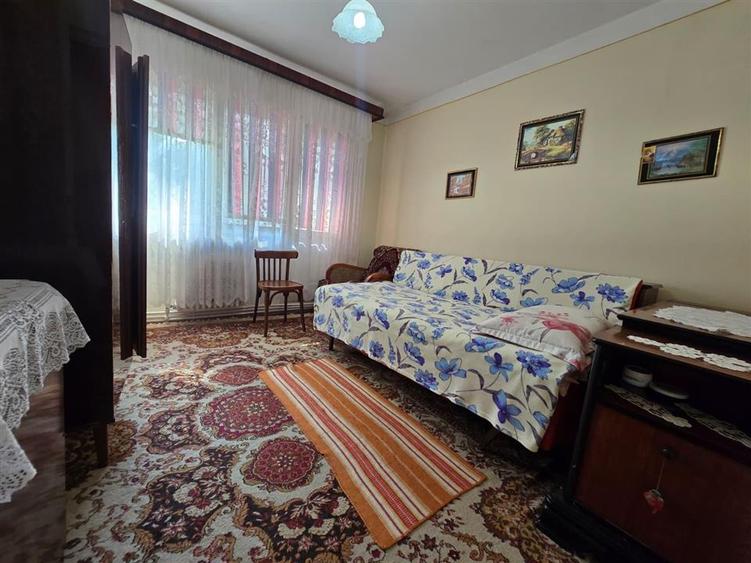Apartament cu 3 camere semidecomandat în Podu Roș