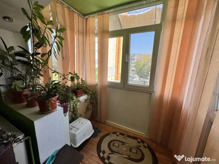 Apartament cu 3 camere semidecomandat în Craiovița Nouă