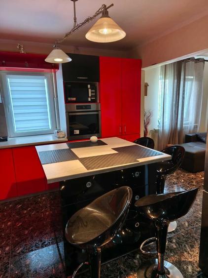 Apartament cu 4 camere decomandat în Central