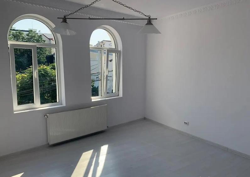 Casa cu destinatie comerciala 335 mp - 2