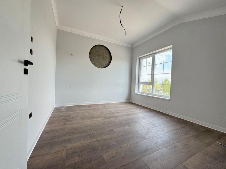 Duplex despartit prin camera tehnica - 4 camere Toate Utilitatile - 9