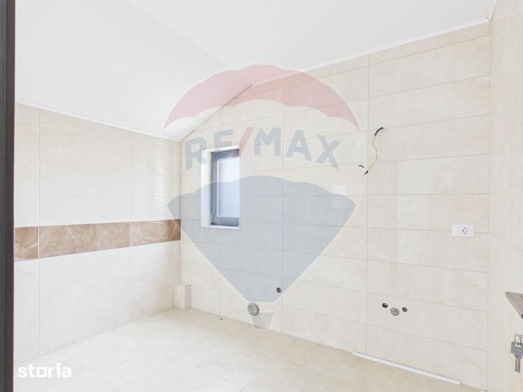 Casă cu 5 camere cu Teren 559 Mp în Crevedia