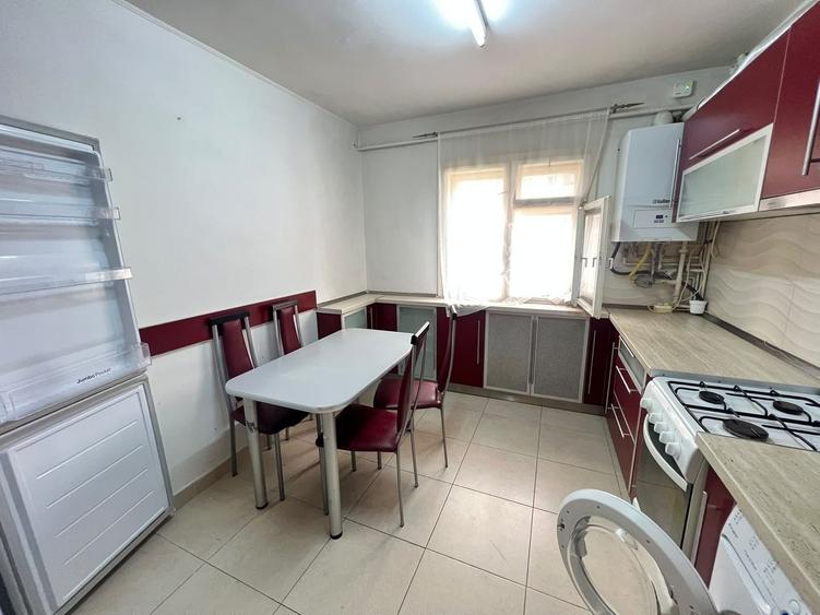Apartament cu 3 camere decomandat, mobilat în Între Lacuri