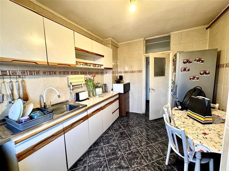 Apartament 3 camere decomandat de vanzare | Zona Judetean - 2