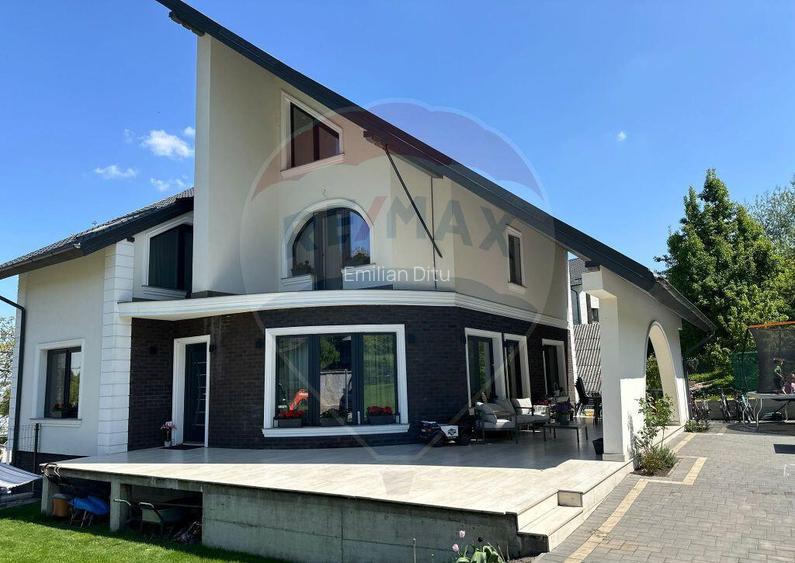 Vila de lux de vanzare in Ipotesti-Suceava Vila de lux de vanzare in Ipotesti-Suceava