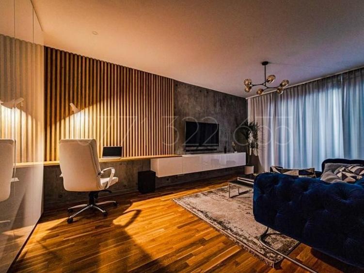 Expoxitiei Piata Presei Libere 1 Mai  Parcare - 6