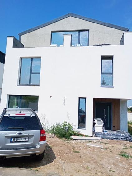 Vila Tunari str. Paris, 5 camere, curte 300  mp, 400 mp construiti - 1