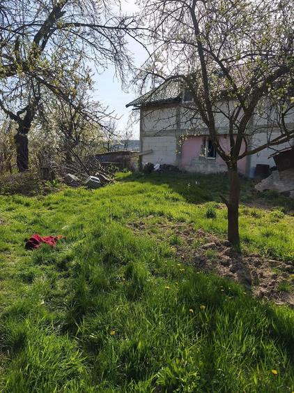 Casă cu 2 camere cu Teren 3000 Mp în Central