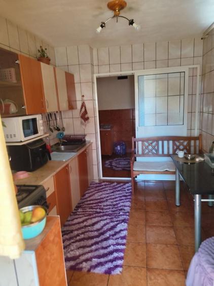 Apartament cu 3 camere semidecomandat în Fizicienilor