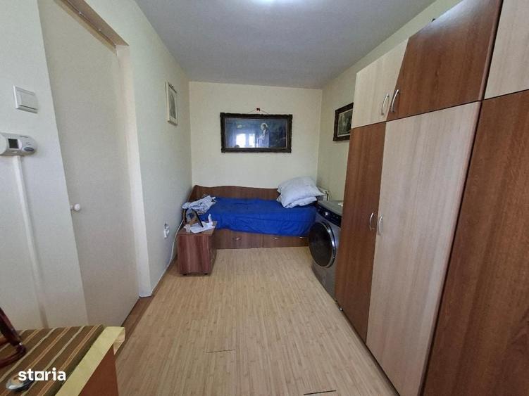 Apartament cu 3 camere semidecomandat în Cristian
