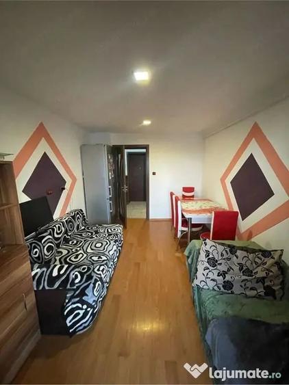 Apartament cu 3 camere decomandat în Piața Centrală