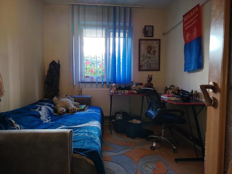 Apartament cu 3 camere semidecomandat în Craiovița Nouă