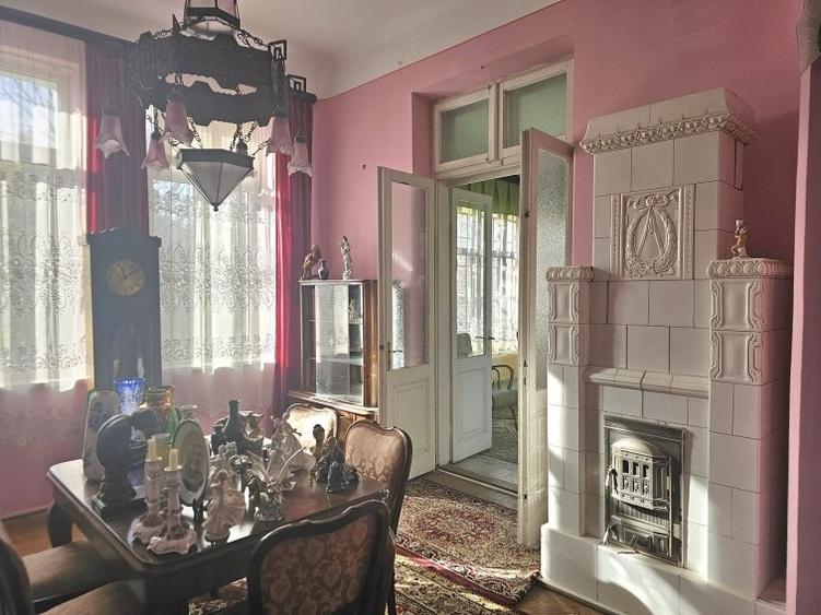 Casă cu 8 camere cu Garaj în Unirii