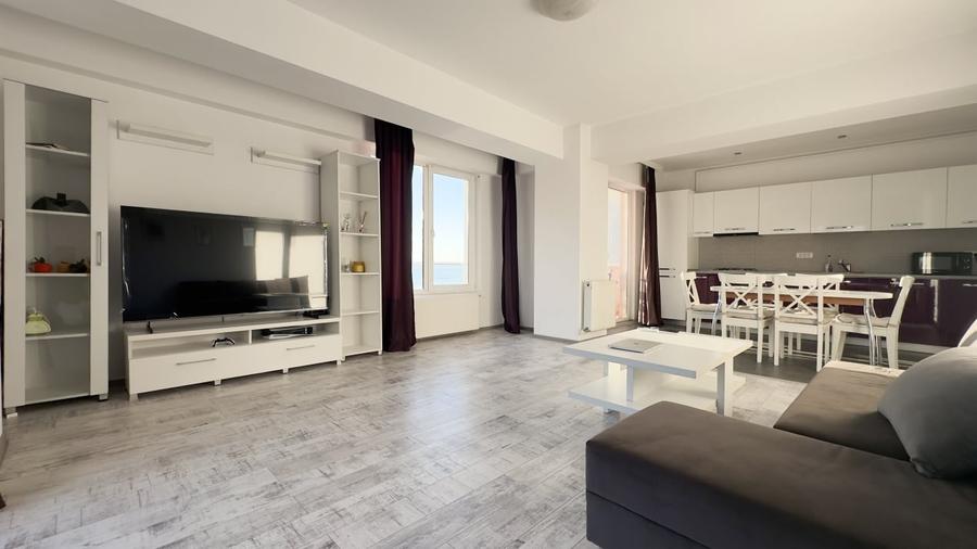 Apartament cu 3 camere decomandat, mobilat în Mamaia