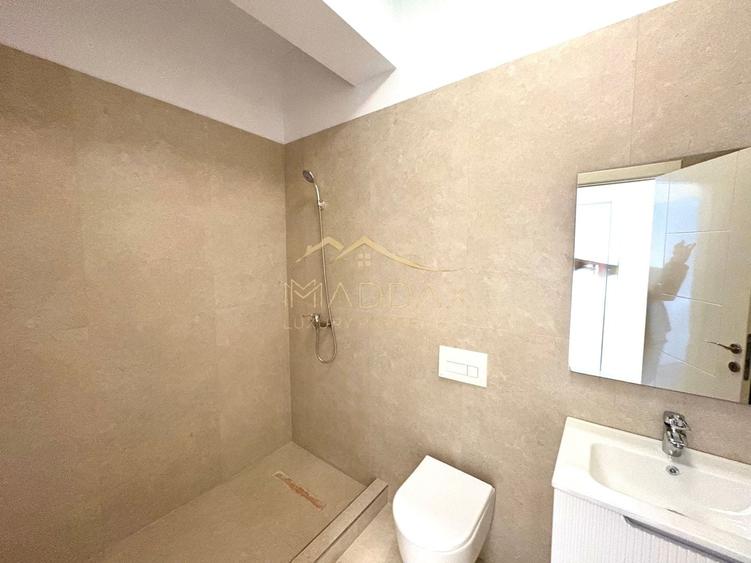 Apartament cu 3 camere semidecomandat, mobilat în Băneasa