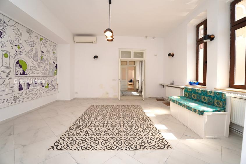 Casă individuală cu 12 camere cu Canalizare în Ultracentral