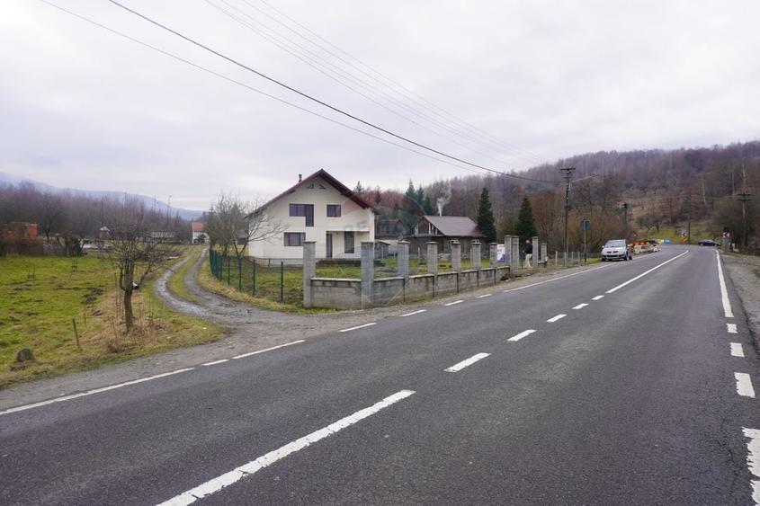 Casă cu 5 camere cu Teren 2688 Mp în Piatra