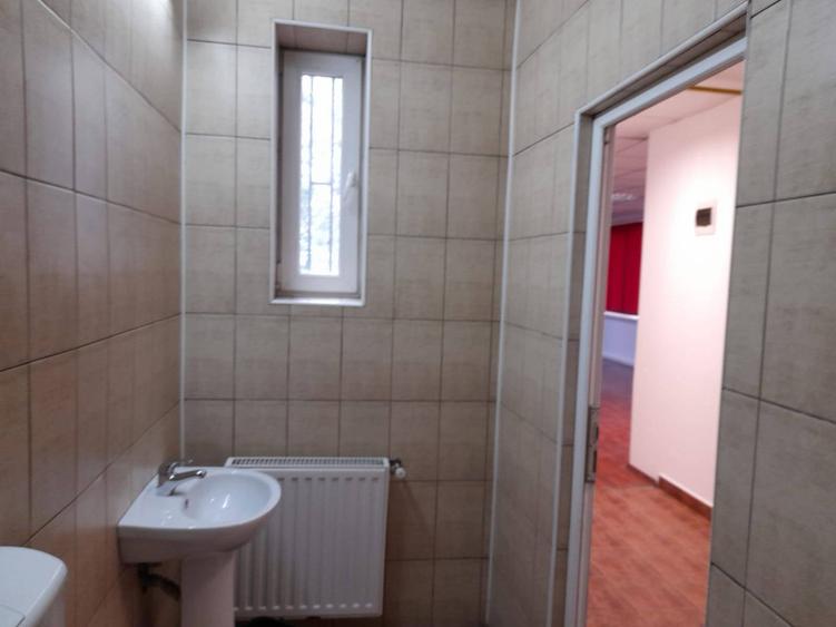 De vanzare cladire de birouri semicentral - 2