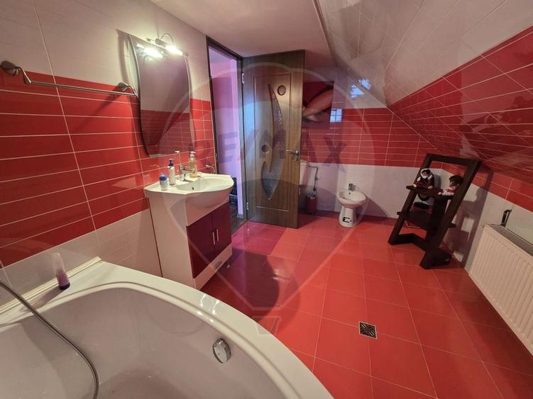 CASA SPATIOASA SI PRIMITOARE IN CENTRUL ORASULUI  AVRIG JUD,  SIBIU - 7