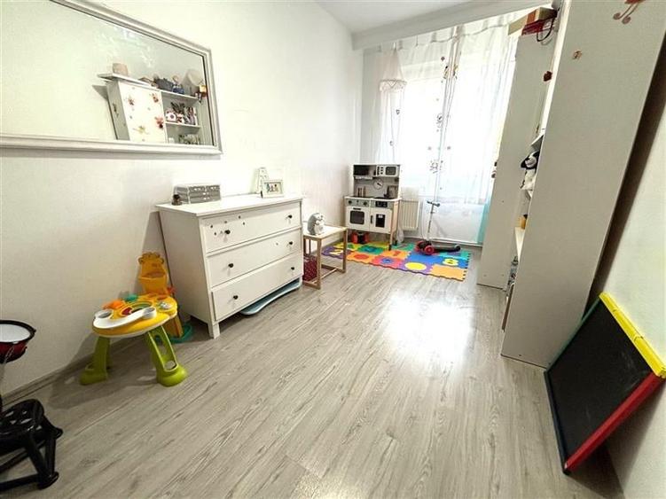 Zona Miron Costin - apartament 3 camere - etajul 2 - 5