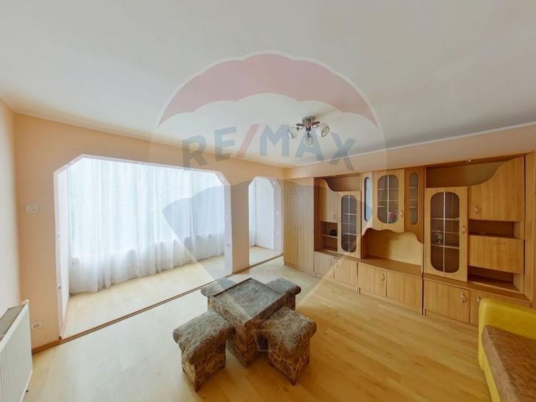Apartament cu 4 camere de vânzare în zona Vest - 1