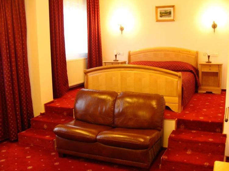 Super proprietate, :  hotel de 4 stele , 19 camere la cheie, teren 6200 mp - 6