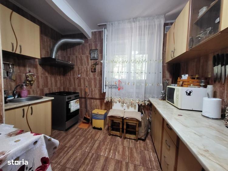 Apartament cu 4 camere decomandat în Titan