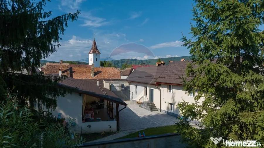 Casă cu 6 camere cu Teren 494 Mp în Vulcan