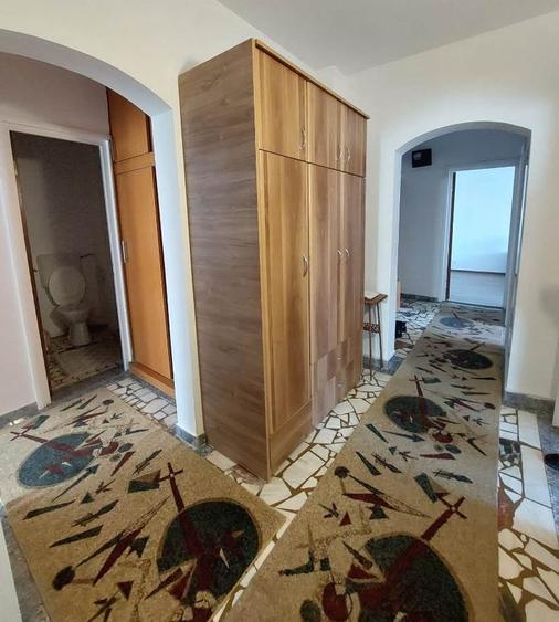 Apartament cu 3 camere decomandat, mobilat în Costin Georgian